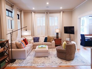 TV, fireplace, stereo - Classic VAHi Bungalow (Atlanta)