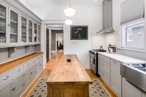 Fridge, microwave, oven, stovetop - Classic VAHi Bungalow (Atlanta)