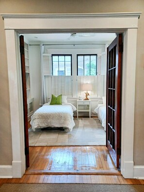 3 bedrooms, iron/ironing board, travel crib, internet - Classic VAHi Bungalow (Atlanta)