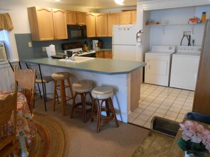 Frigorifero, microonde, forno, piano cottura