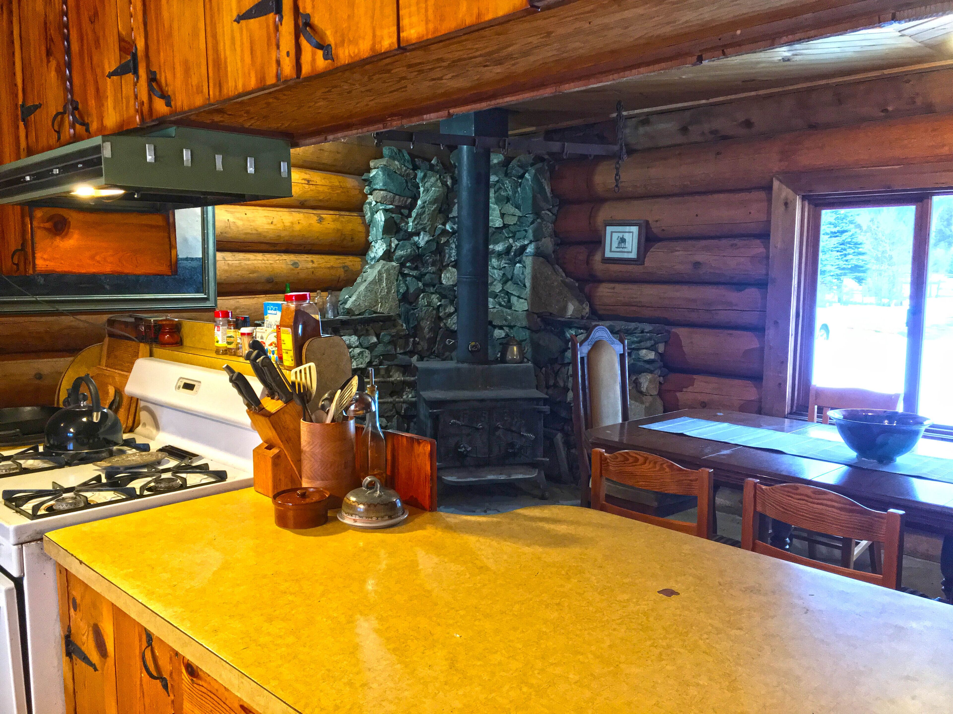 Rustic Log Home - Great for Outdoor Groups