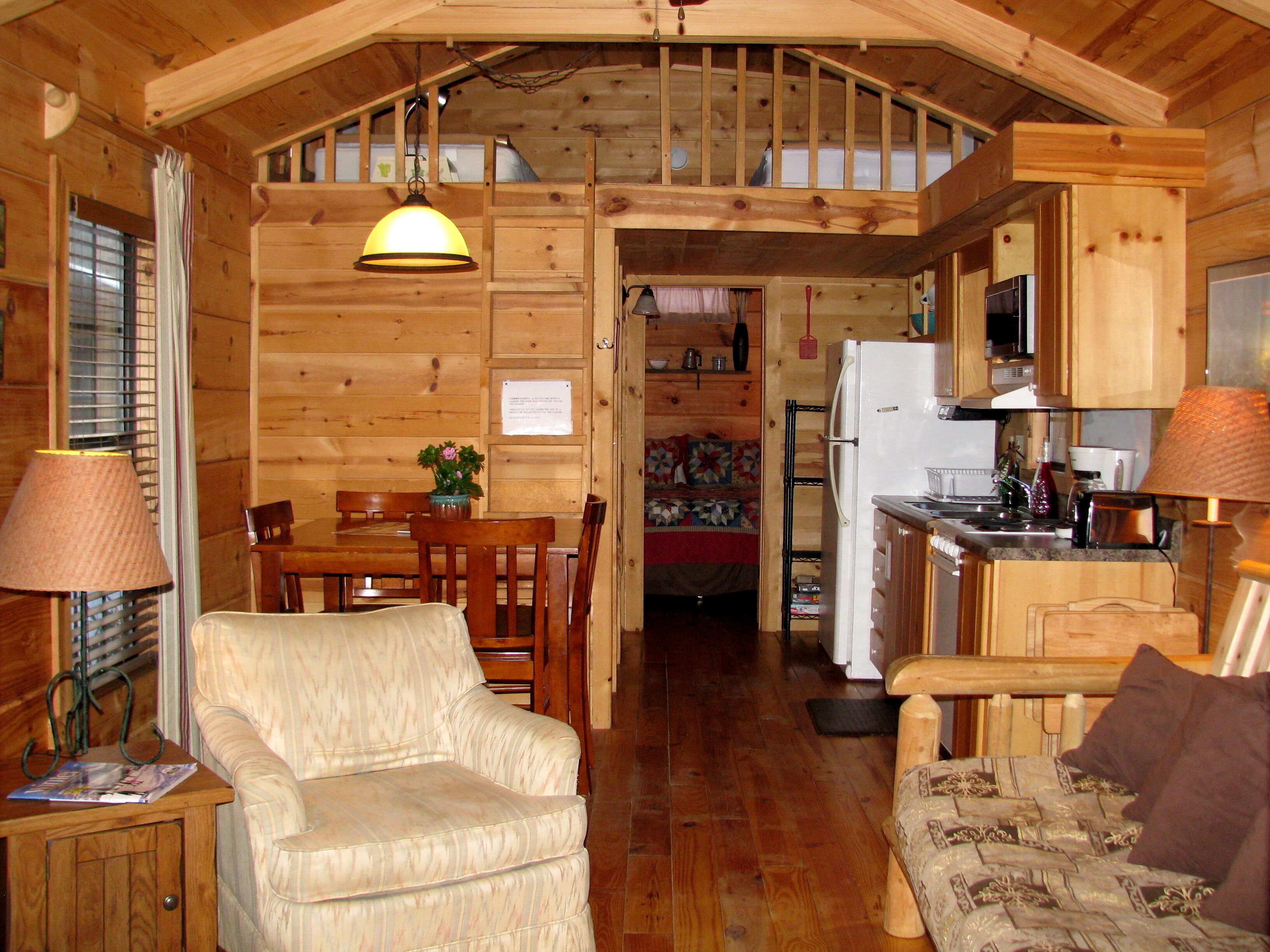 Real Logs-1BR, sleeping loft & futon-sleeps 6. Riverside w/ Hot Tub