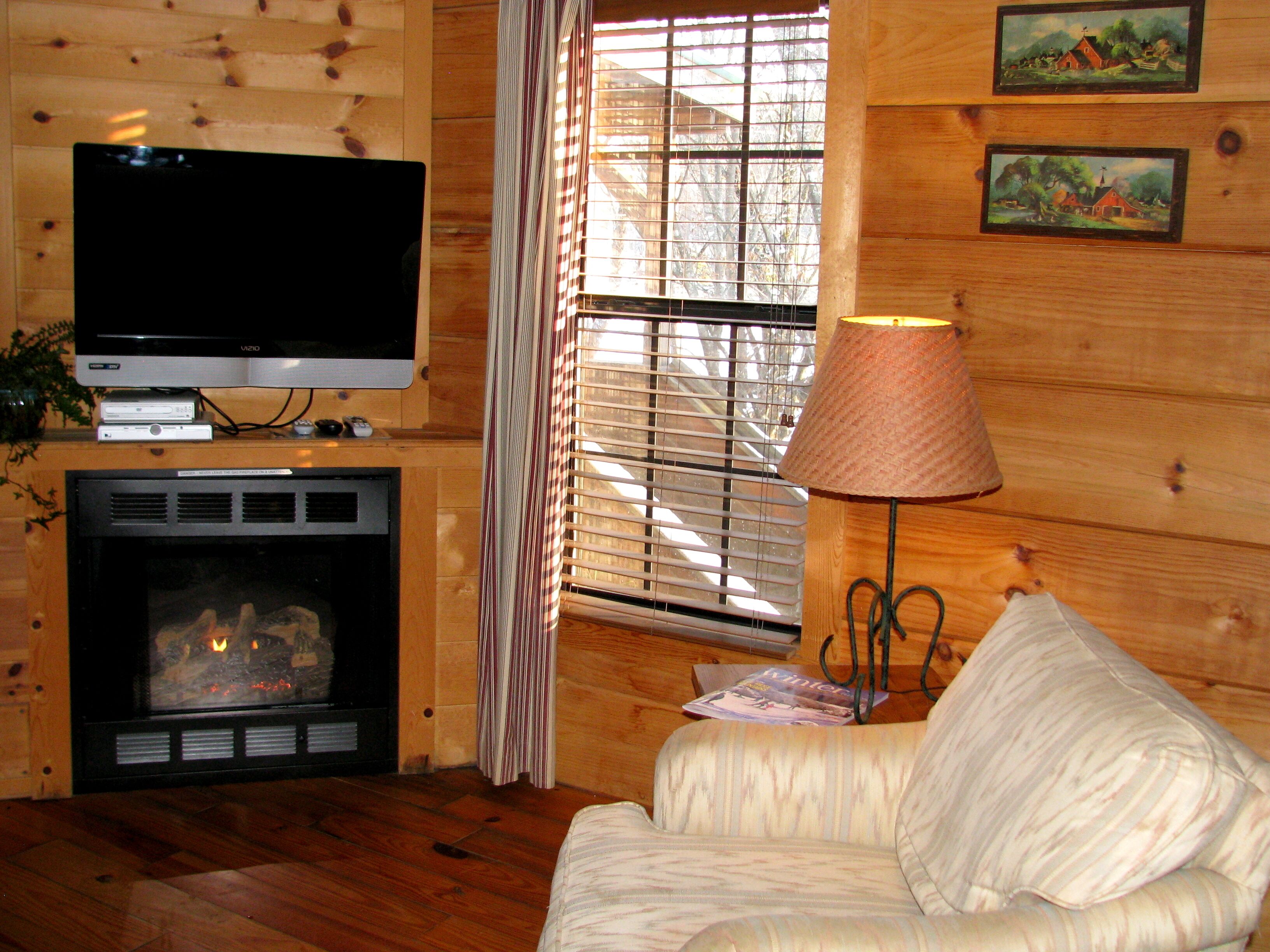 Real Logs-1BR, sleeping loft & futon-sleeps 6. Riverside w/ Hot Tub