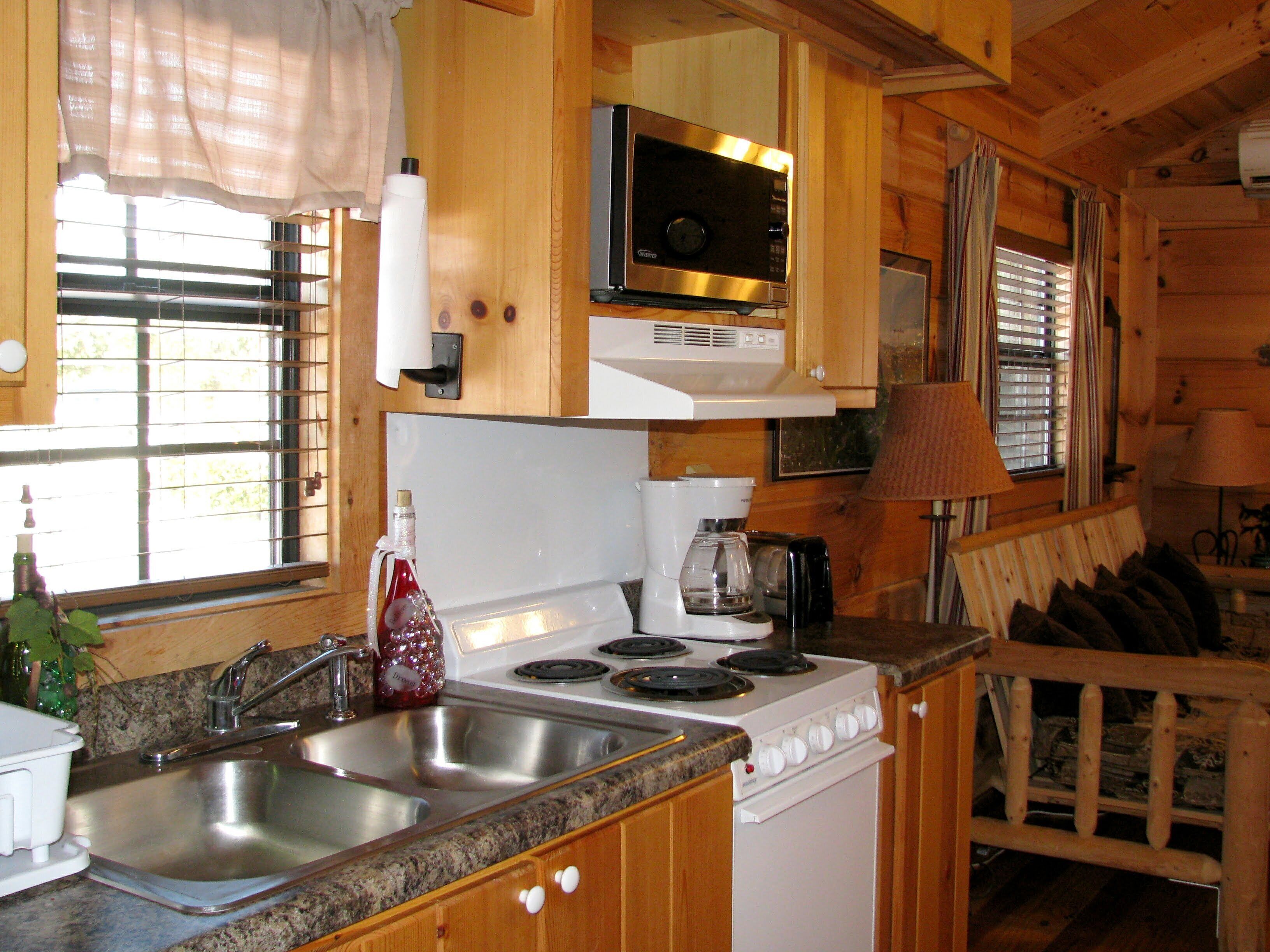 Real Logs-1BR, sleeping loft & futon-sleeps 6. Riverside w/ Hot Tub