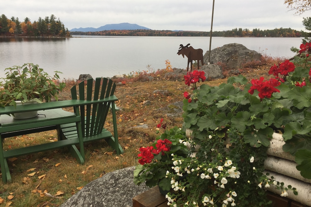 Spectacular Waterfront, Mountain view, Private Maine Cabin