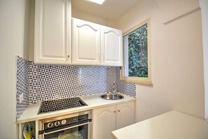 Kühlschrank, Ofen, Herdplatte, Wasserkocher mit Kaffee-/Teezubehör