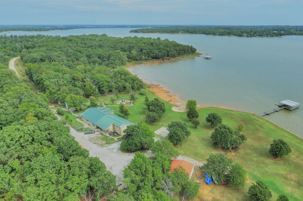LAKE FRONT Property; Secluded & Private; Sleeps 16; Located 30 miles from OKC