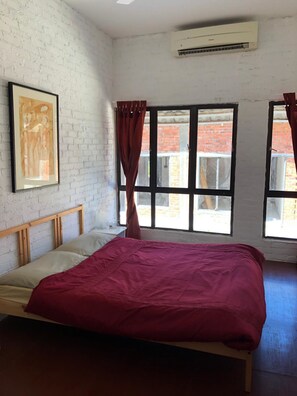 Silitysrauta/-lauta, ilmainen Wi-Fi, vuodevaatteet