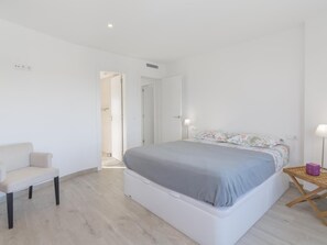 4 bedrooms, iron/ironing board, free internet, bed sheets
