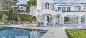 Villa Saramel spacious and modern with amazing views of the beach of Palamós.