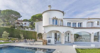 Villa Saramel spacious and modern with amazing views of the beach of Palamós.