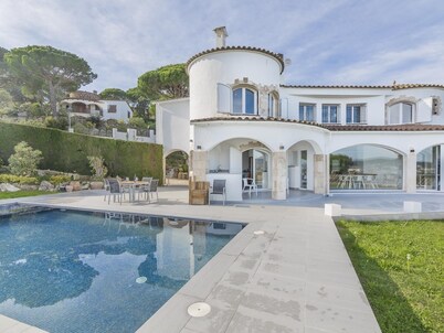 Villa Saramel spacious and modern with amazing views of the beach of Palamós.
