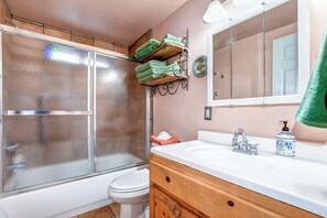 Duschwanne, Haartrockner, Handtücher, Seife