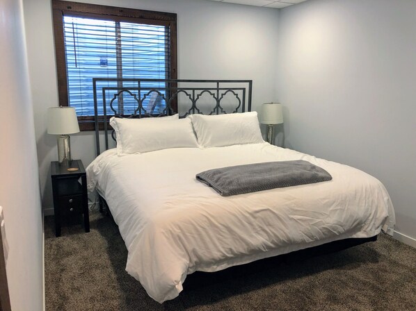 2 habitaciones, tabla de planchar con plancha, wifi y ropa de cama 