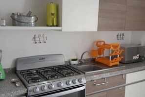 Réfrigérateur, four à micro-ondes, un four, cafetière-théière