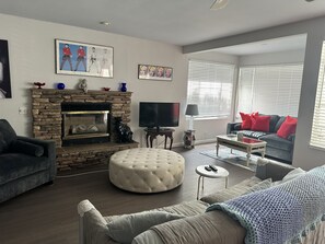 Televisión, chimenea y estéreo