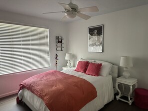 2 habitaciones, tabla de planchar con plancha, wifi y ropa de cama