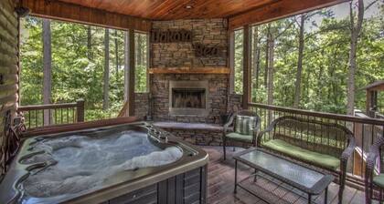 Timber Bear -mökki - täydellinen loma, takka / poreallas / WiFi / paljon muuta!