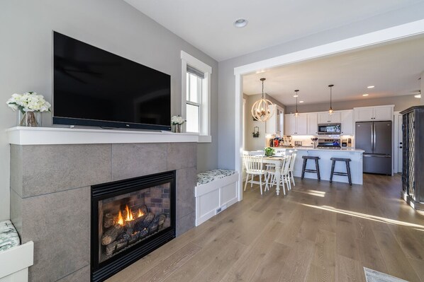 Smart TV, chimenea y reproductor de DVD 