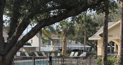 Water and golf course views in Country Creek!