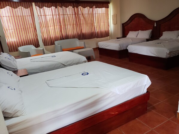 Habitació, diversos llits, no fumadors (Four Double Beds) | Cortines opaques, llits addicionals, wifi gratuïta i roba de llit 