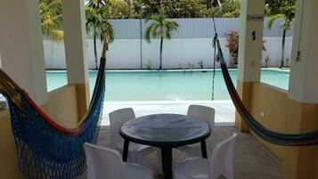 Una piscina al aire libre