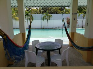 Una piscina al aire libre