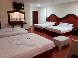 Habitación, varias camas, no fumadores (Four Double Beds) | Cortinas opacas, camas supletorias, wifi gratis y ropa de cama