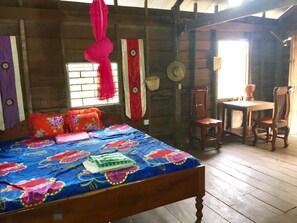 Family House with A/C | Escrivaninha, Wi-Fi de cortesia, roupa de cama