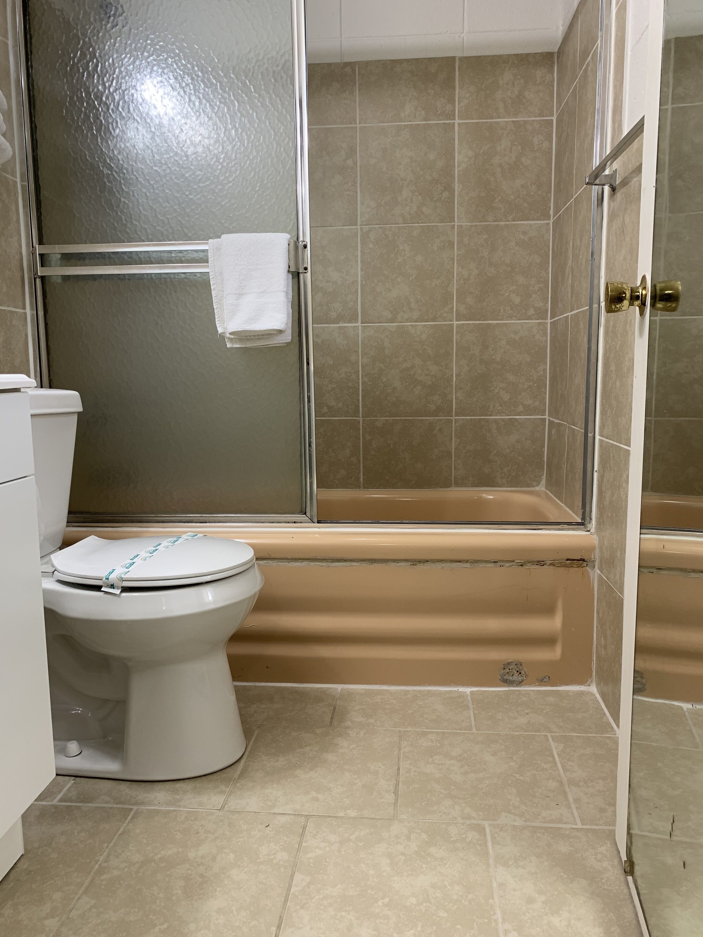 Un baño con inodoro, cabina de ducha y bañera.