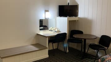 Kamar Double, Boleh Merokok | Meja kerja, tirai kedap cahaya, Wi-Fi gratis, dan seprai linen
