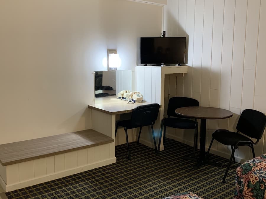 Kahden hengen huone, tupakointi sallittu | Työpöytä, pimennysverhot, ilmainen Wi-Fi, vuodevaatteet