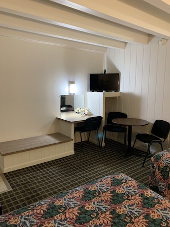 Double Room, Smoking | Desk, blackout drapes, free WiFi, bed sheets