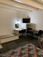 Escritorio, cortinas blackout, wifi gratis y ropa de cama