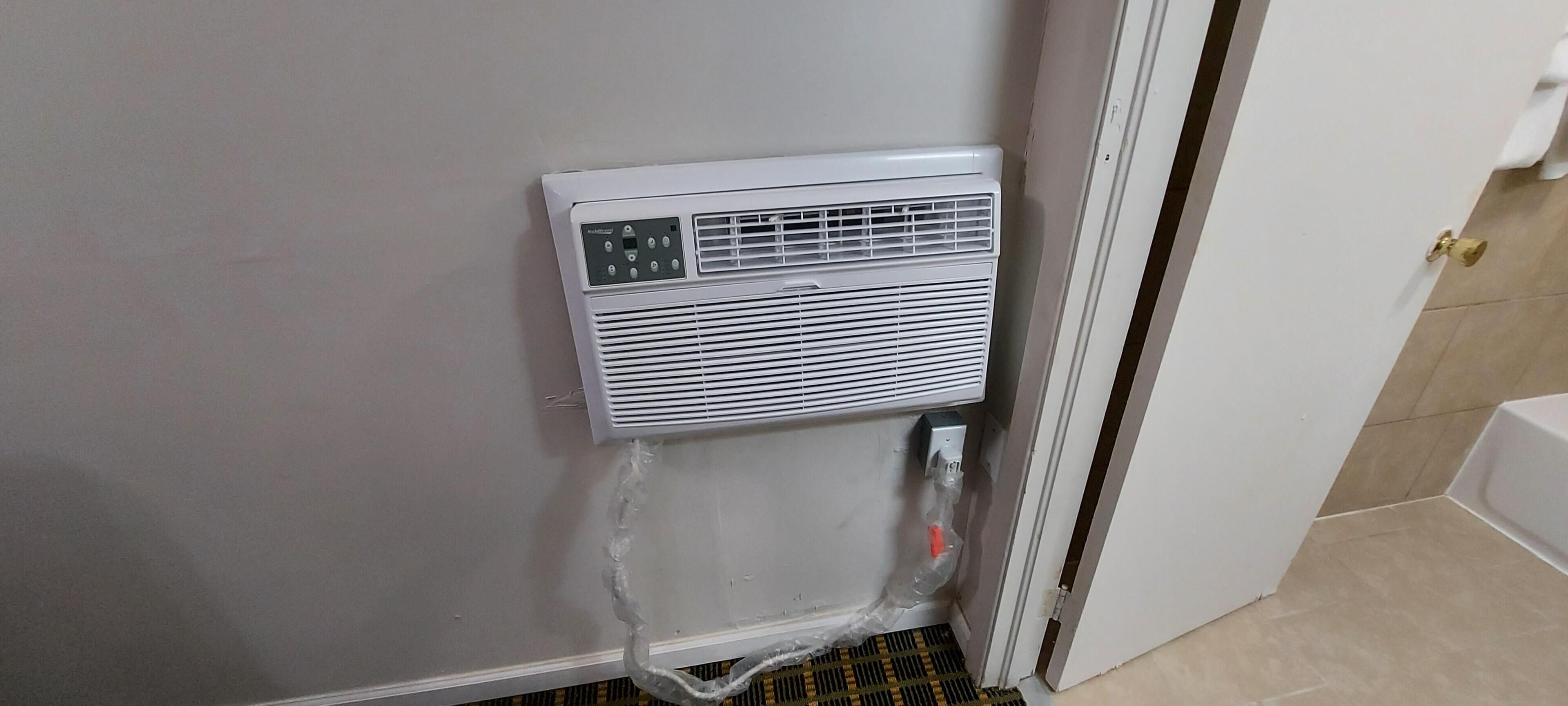 Single Room, 1 Queen Bed, Smoking | Air conditioning