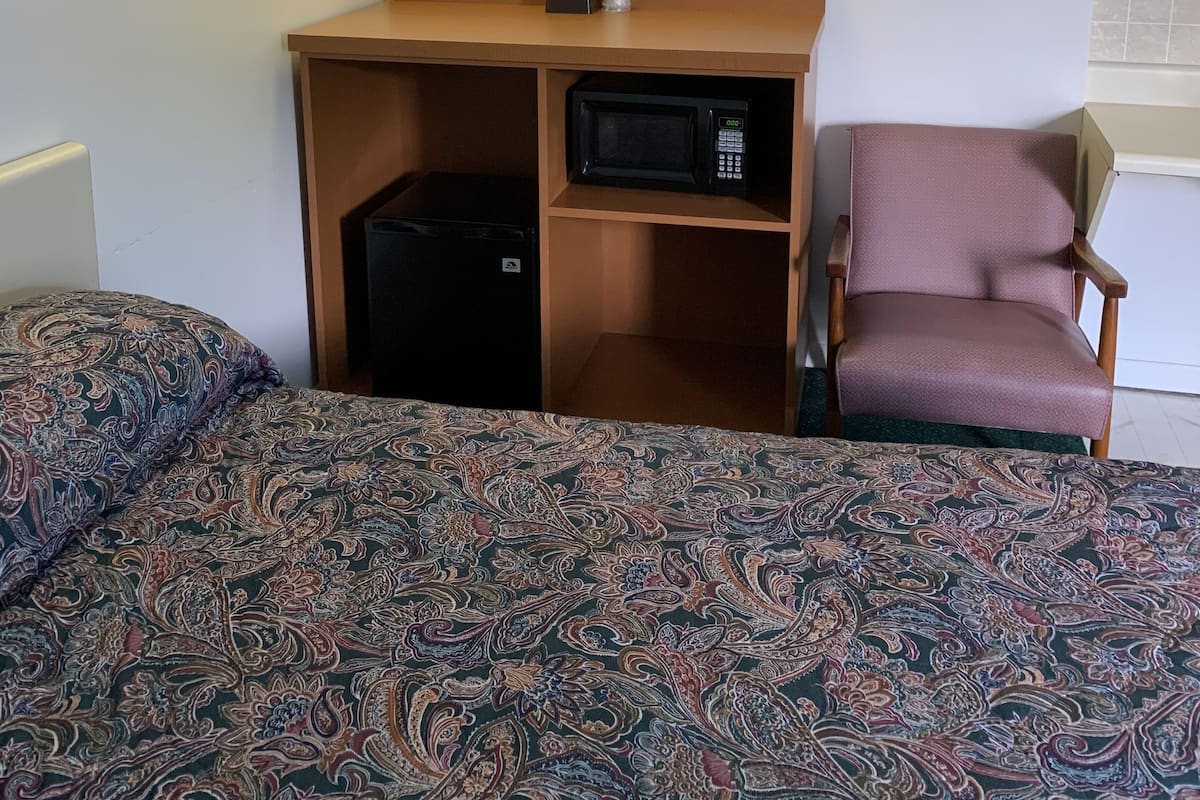 Escritorio, cortinas blackout, wifi gratis y ropa de cama