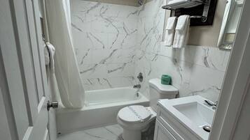 Habitación doble, 2 camas matrimoniales, para no fumadores | Baño | Amenidades de baño gratuitas y toallas