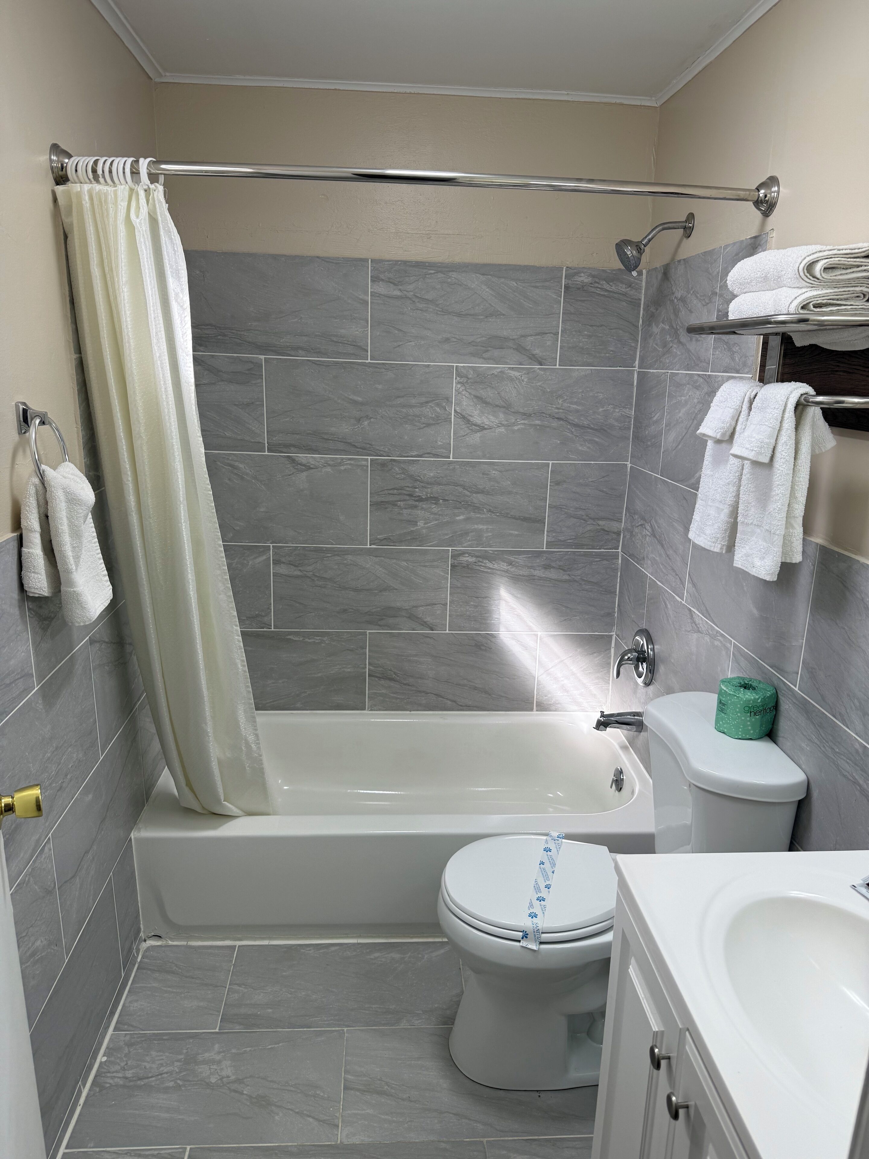 Single Room, 1 Queen Bed, Smoking | Bathroom | Free toiletries, towels