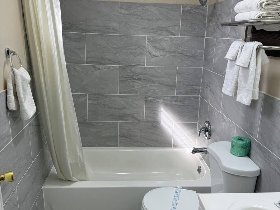 Single Room, 1 Queen Bed, Smoking | Bathroom | Free toiletries, towels
