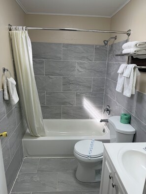 Bathroom - Boone Trail Inn (Middlesboro)