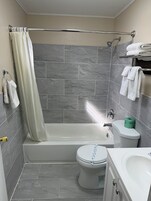 Single Room, 1 Queen Bed, Smoking | Bathroom | Free toiletries, towels
