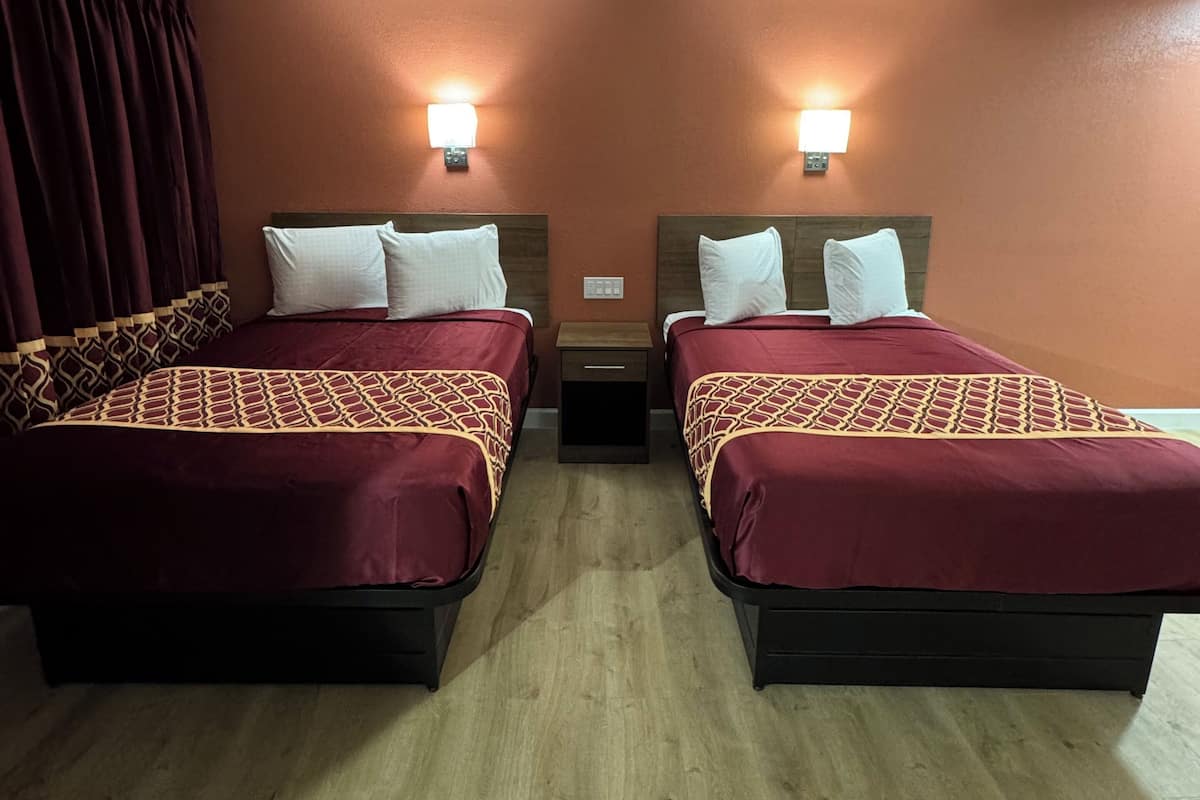 Escritorio, cortinas blackout, wifi gratis y ropa de cama