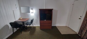 Escritorio, cortinas blackout, wifi gratis y ropa de cama 