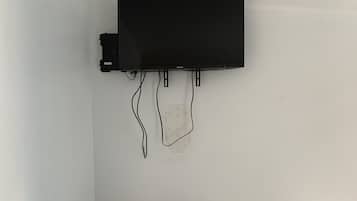 Escritorio, cortinas blackout, wifi gratis y ropa de cama