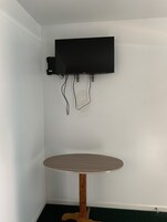 Escritorio, cortinas blackout, wifi gratis y ropa de cama 