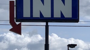 A sign for Boone Trail Inn with a directional arrow. - Boone Trail Inn (Middlesboro)