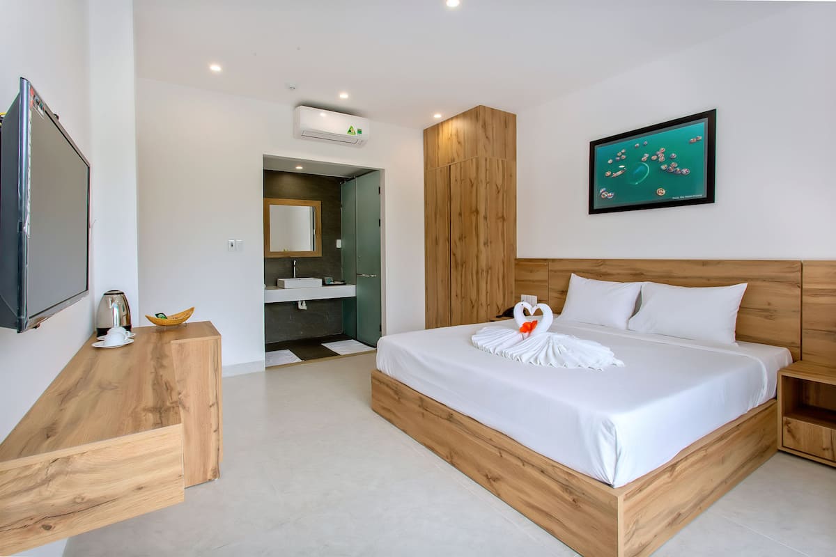 Minibar, desk, free WiFi, bed sheets