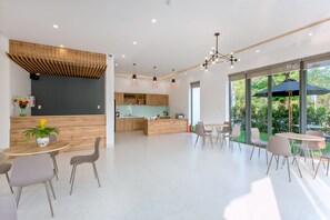 Lobby sitting area - La Serenata Villa Hoi An (Da Nang)