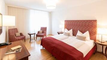 1 Schlafzimmer, Zimmersafe, Schreibtisch, Reisekinderbett