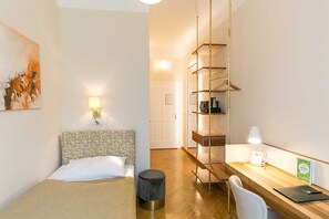1 室のベッドルーム、セーフティボックス (室内)、デスク、旅行用ベビーベッド
